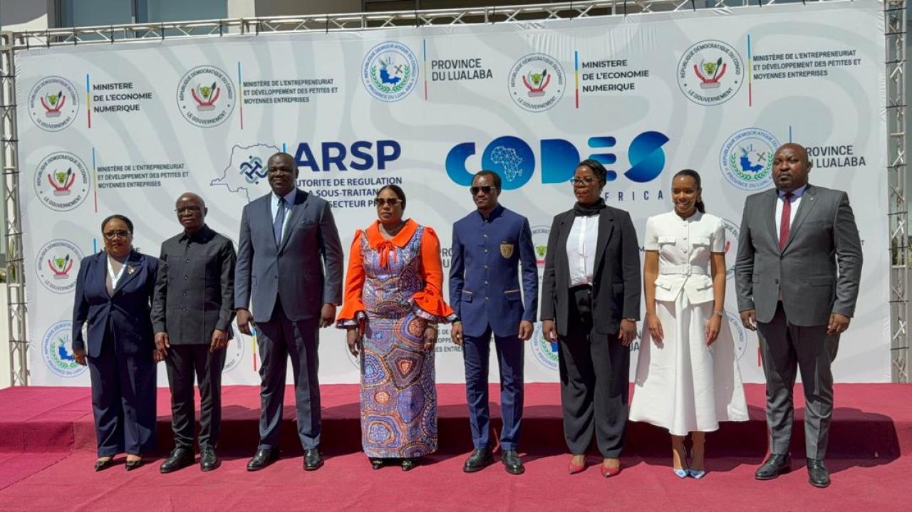 Le Ministre de l'économie numérique Augustin KIBASA pause avec la Gouverneure du Lulaba Fifi MASUKA SAINI et Miguel KASHAL KATEMB, DG de l'ARSP à l'occasion de l'ouverture du Mining Tech Summit à Kolwezi