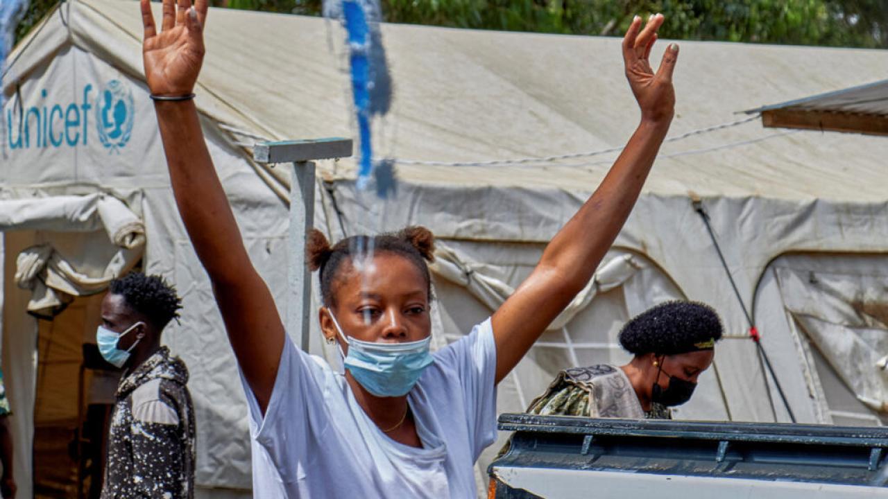 Une femme pleure un mort du virus Ebola, à Hoho, en Ituri, le 21 mai 2026. REUTERS - Gradel Muyisa Mumbere