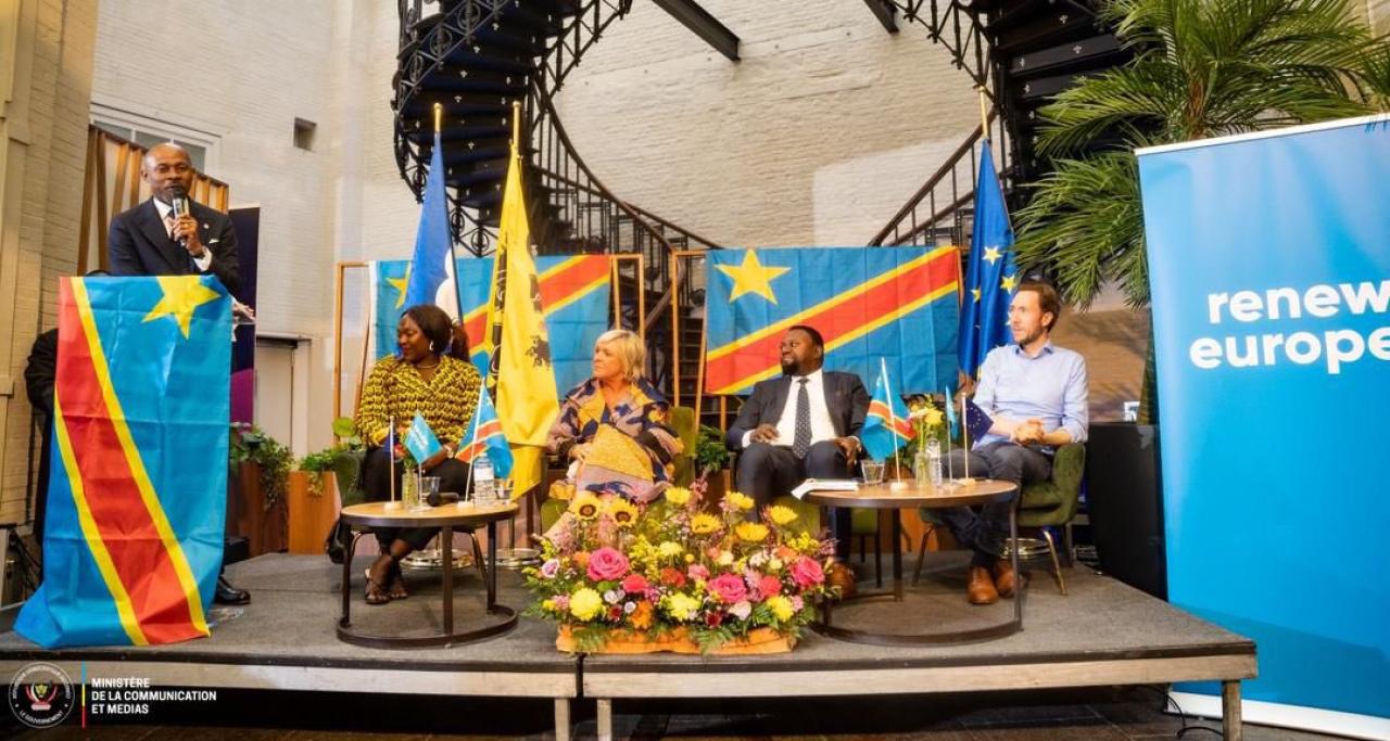 Le ministre Patrick Muyaya Katembwe lors de sa prise de parole au siège du parti Anders à Bruxelles