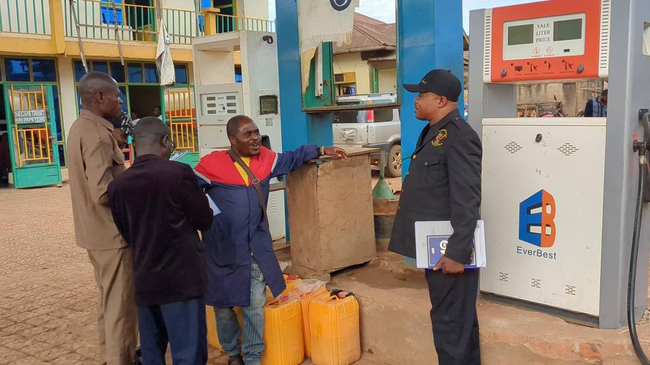 Gérard Kakule Kayihembako contrôle l’application des prix officiels du carburant dans les stations-service de Butembo.