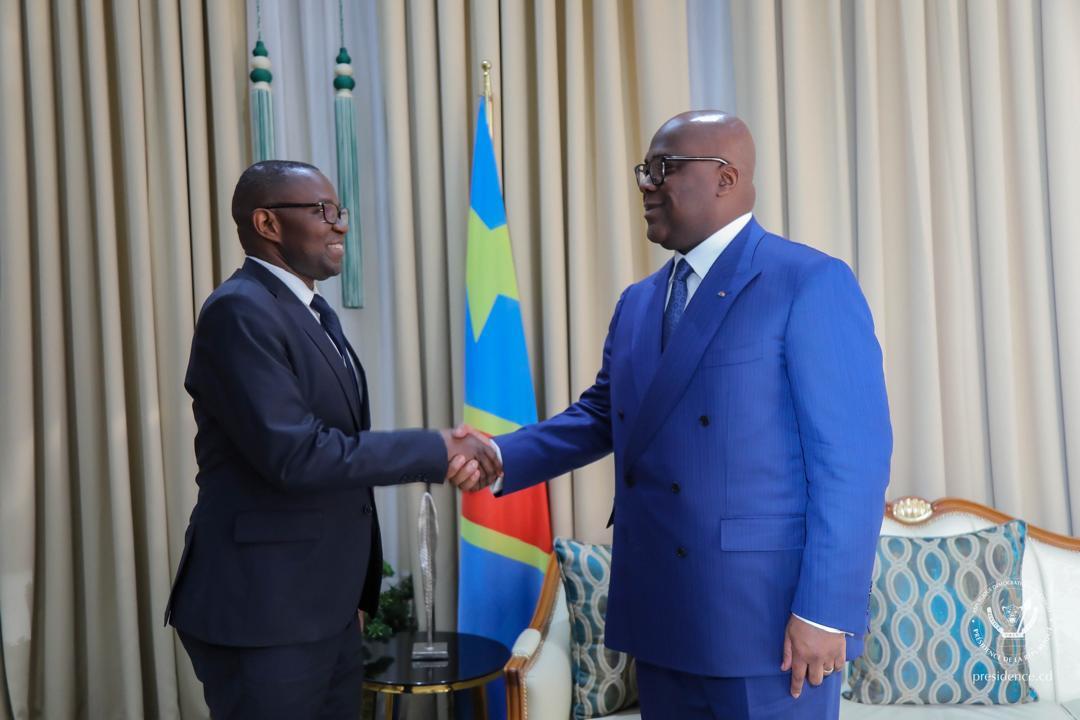 Poignée de main entre le ministre Julien Paluku Kahongya et le Président de la République Félix Tshisekedi