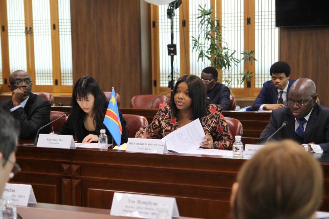 La Vice-Ministre des Affaires Étrangères Noëlla AYEGANAGATO NAKWIPONE, à Séoul lors de l’ouverture et à la conduite des travaux de la 2ᵉ session de la Commission mixte entre la RDC et la Corée du Sud.