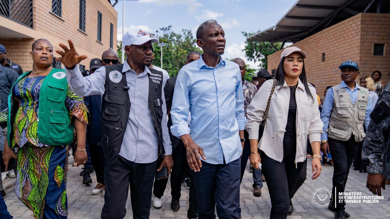 Le ministre John Banza inspecte l’état d’avancement des chantiers du programme "Kin Elenda" à Kinshasa