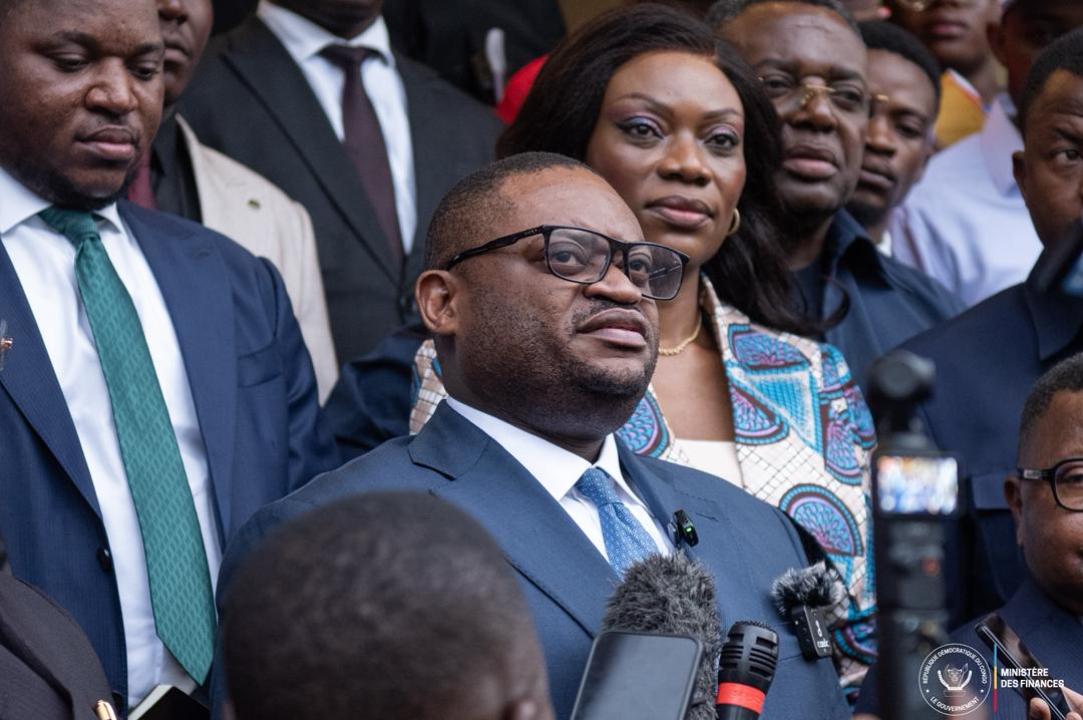 Le ministre Doudou Fwamba lors d’une visite de travail à la Direction des grandes entreprises de la DGI, à l’occasion de la clôture de l’échéance fiscale d’avril 2026.