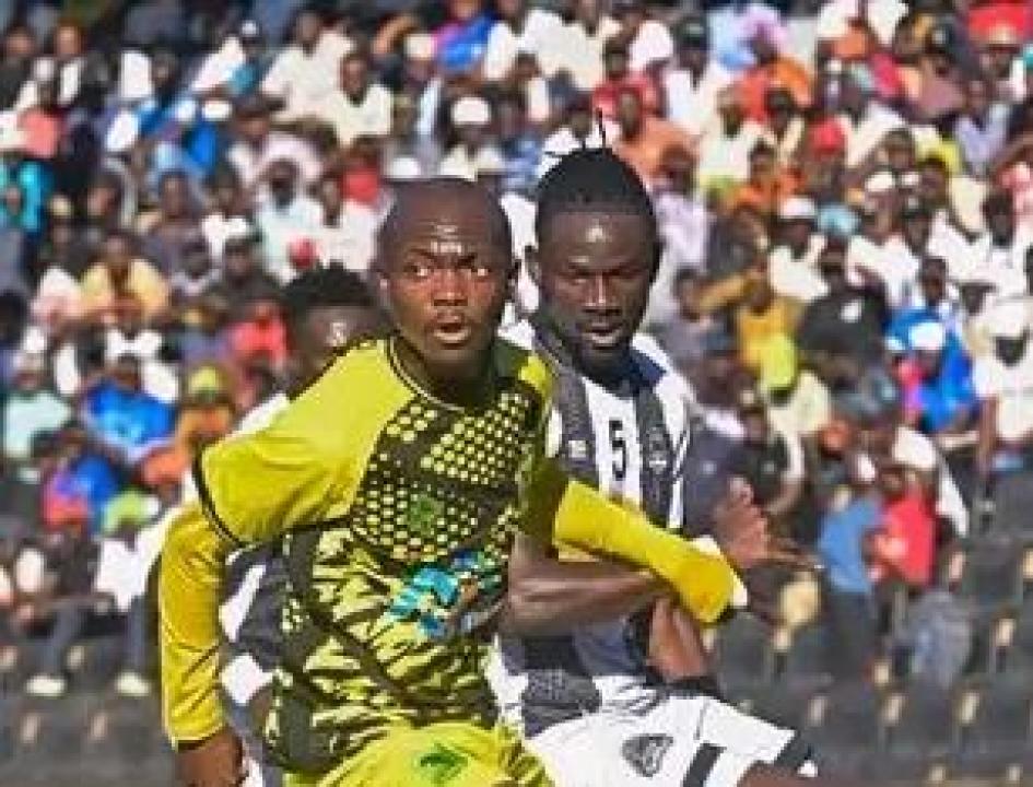 Un joueur de VClub en duel avec celui de Mazembe au Stade Kamalondo. [Photo d'illustration]