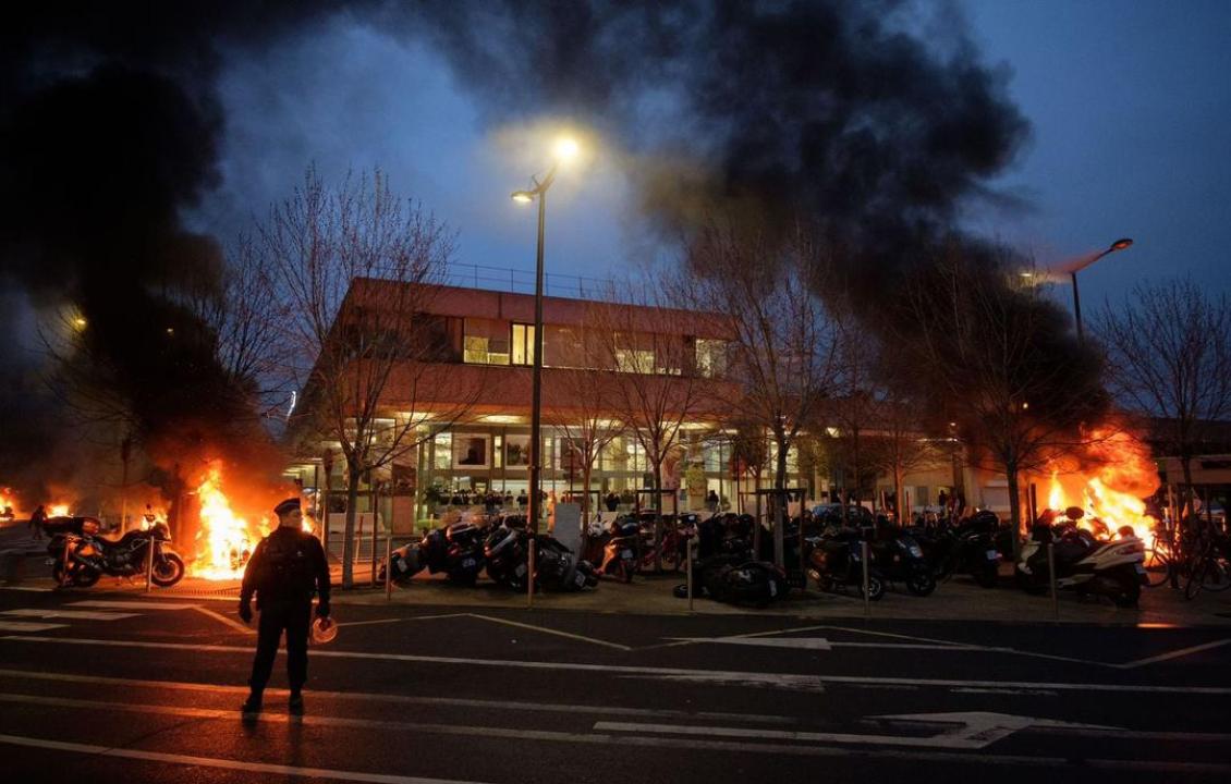 L’image de l’incendie déclaré lors de manifestations des opposants contre le concert de Fally Ipupa du 29 février 2020 à Accord Arena