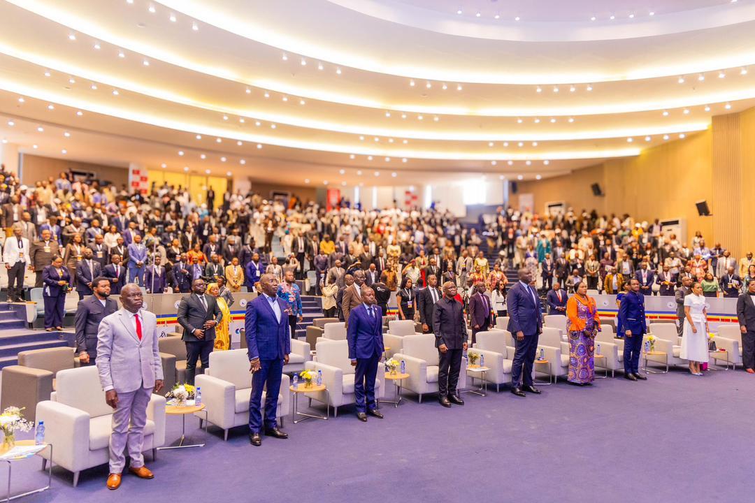 Les organisateurs de Mining Summit Tech en pleine exécution de l’hymne national