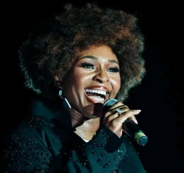 La chanteuse Dena Mwana sur la scène du FEMUA 18.
