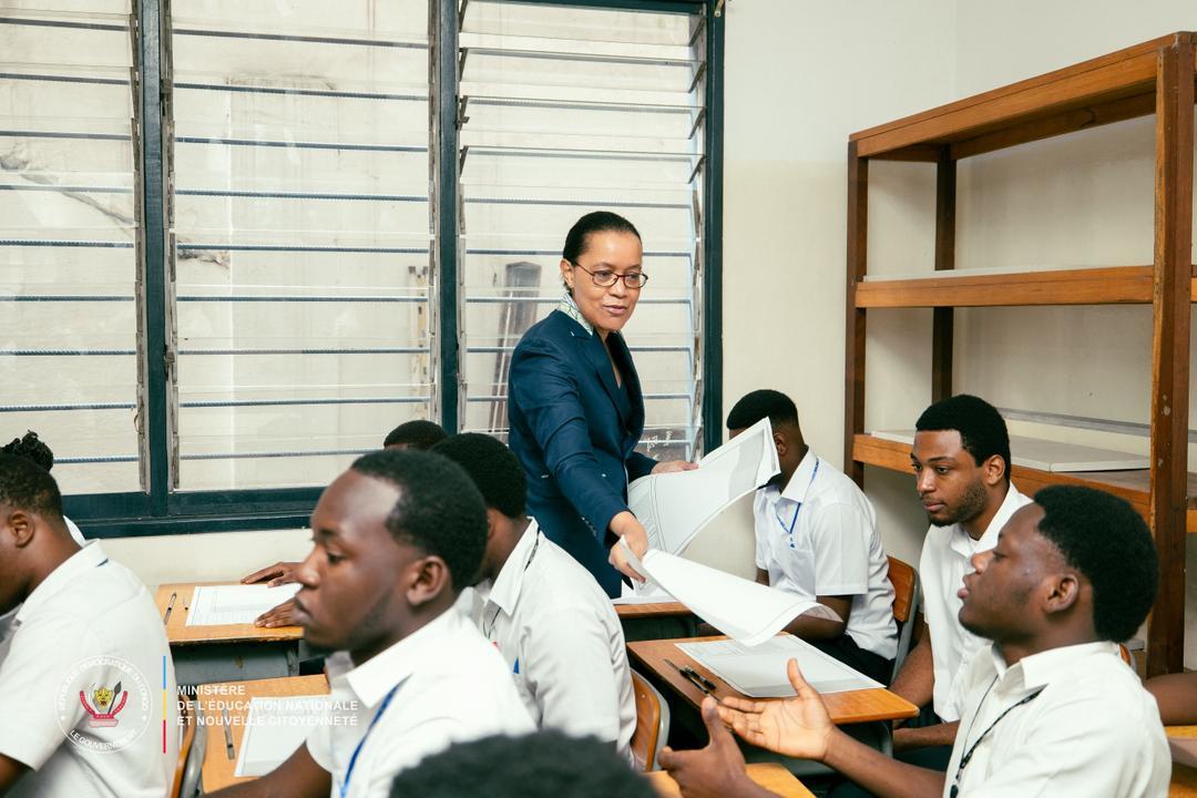 La ministre de l’Éducation nationale, Raïssa Malu, distribue des items aux finalistes à Kinshasa [photo d’illustration]
