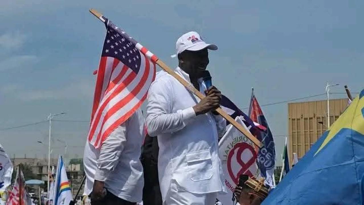 Augustin Kabuya, président ai l’UDPS, tenant un drapeau des USA pendant la marche de soutien des sanctions américaines contre Joseph Kabila