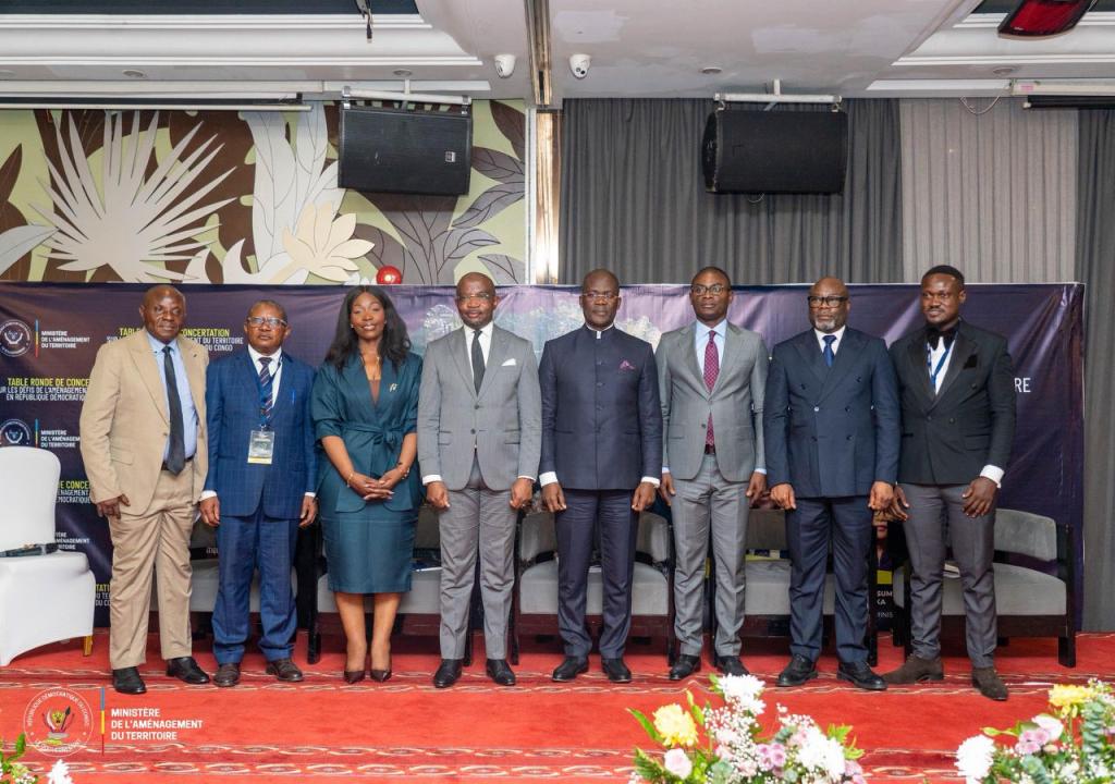 Les membres et les experts du gouvernement en photo de famille lors de la clôture de la Table ronde sur les défis de l’aménagement du territoire