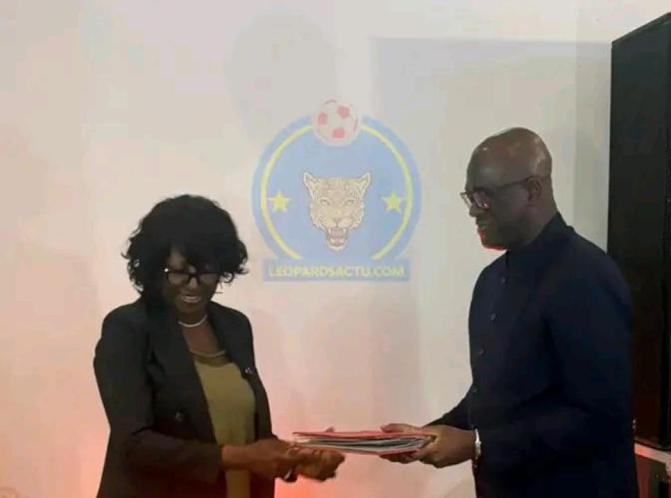 La SG de la FECOFA, Lily Tshimpumpu, et le directeur général d'Orange RDC lors de la signature du contrat.