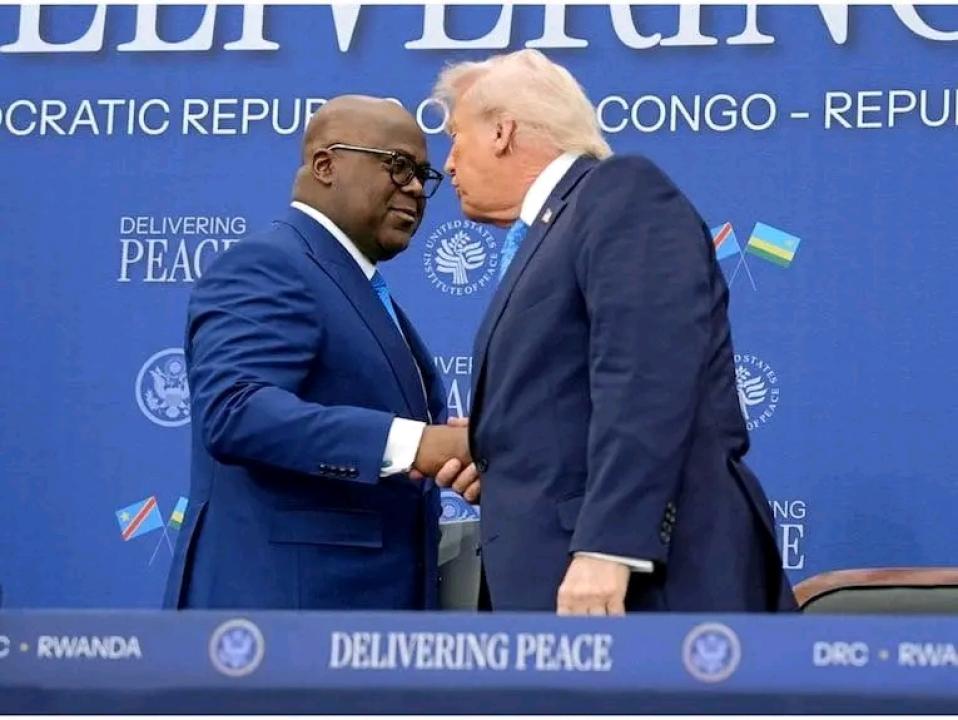Poignée de mains entre les Présidents Tshisekedi et Trump