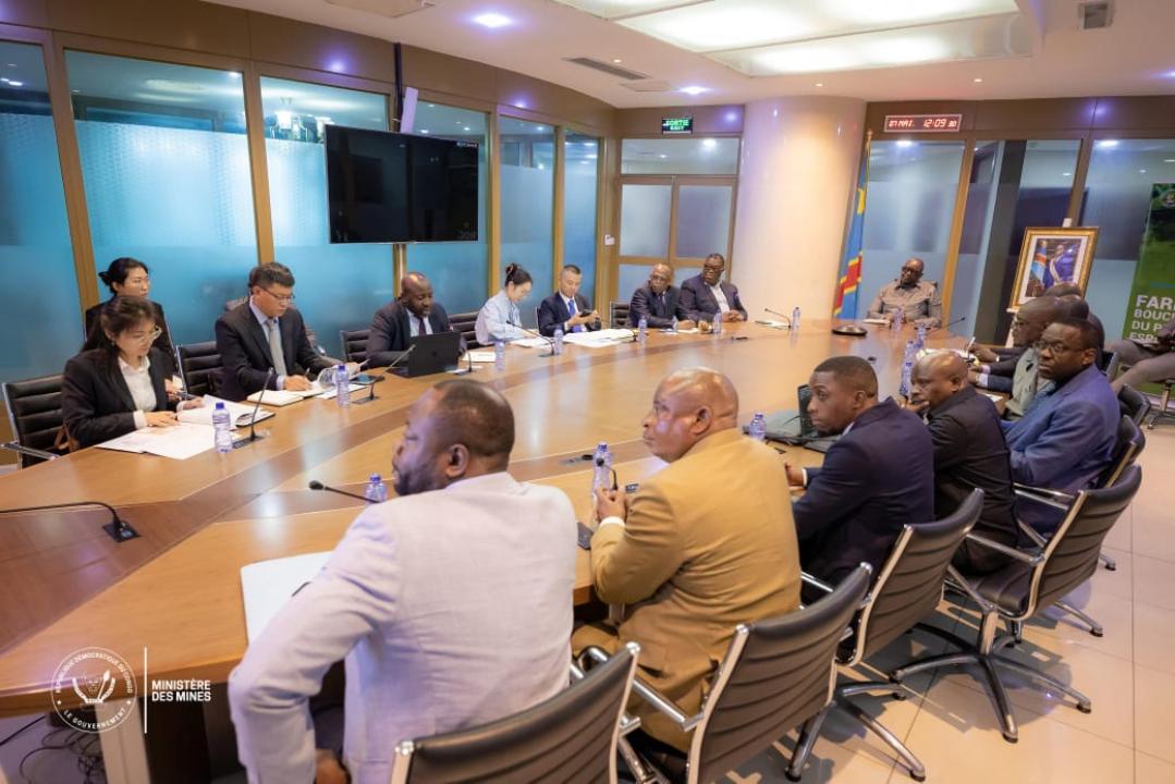 Le ministre des Mines Louis Kabamba et les partenaires de China Railway [photo d'illustration]