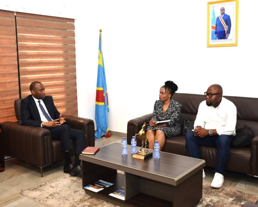Dieudonné Mwamba Kazadi, Directeur général de l'Institut national de santé publique (INSP), échange avec la délégation de FHI229