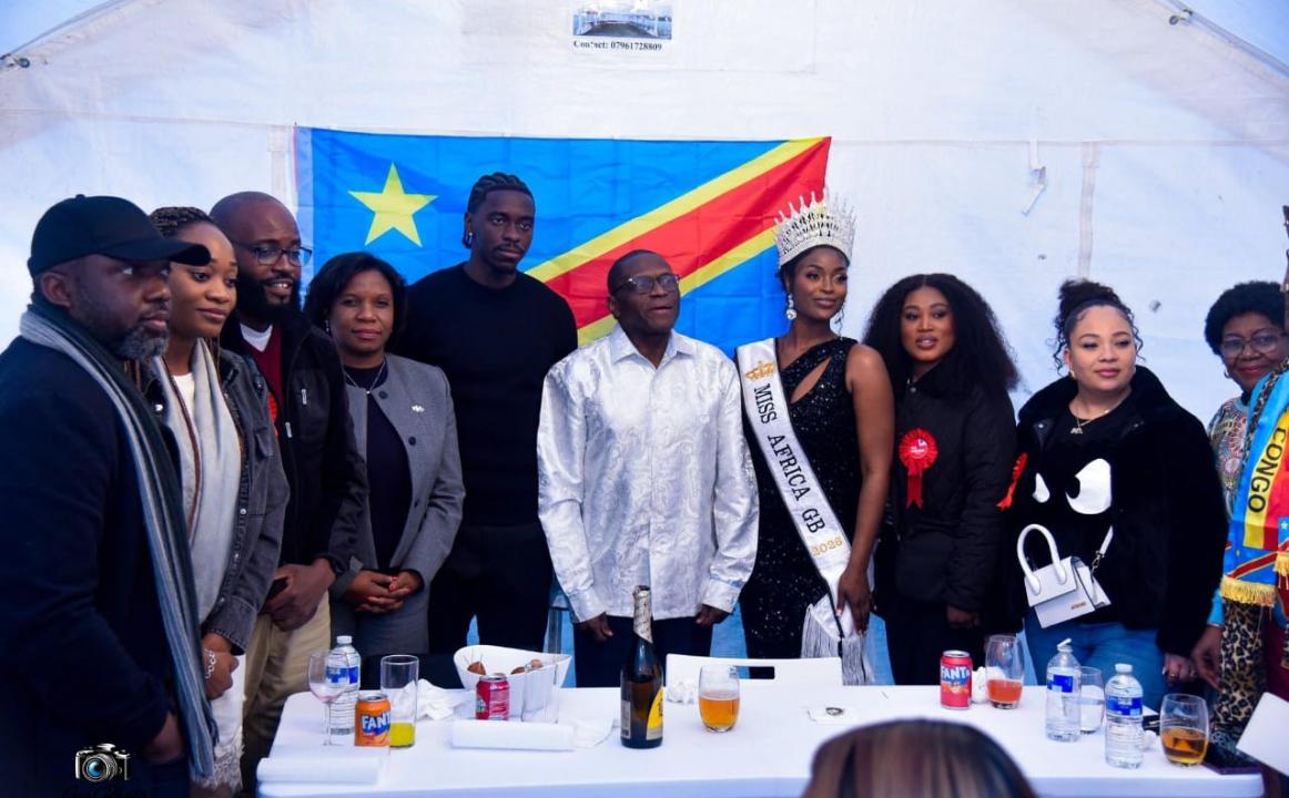 L'ambassadeur de la RDC à Londres Ndolamb Ngokwey, Axel Tuanzebe, Grâce Susuzande, et d'autres Congolais.