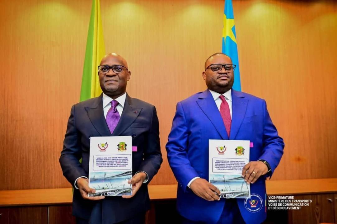 De gauche à droite : les ministres Jean-Jacques Bouya du Congo-Brazzaville et Doudou Fwamba de la RDC présentent l’accord sur le projet de construction du pont route-rail reliant Kinshasa à Brazzaville