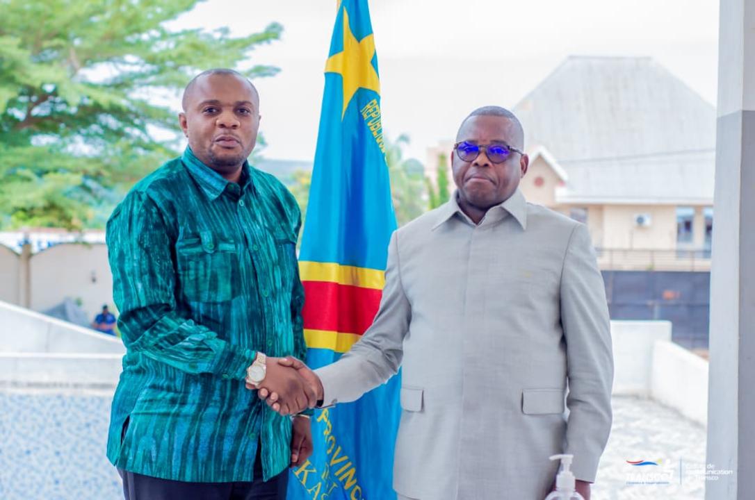 En chemise verte, le DG ai de Transco, Jérémie KILUBU MATONDO et le Gouverneur de la province du Kasaï Gouverneur Crispin MUKENDI ce vendredi 08 mai 2026 lors de leur entretien
