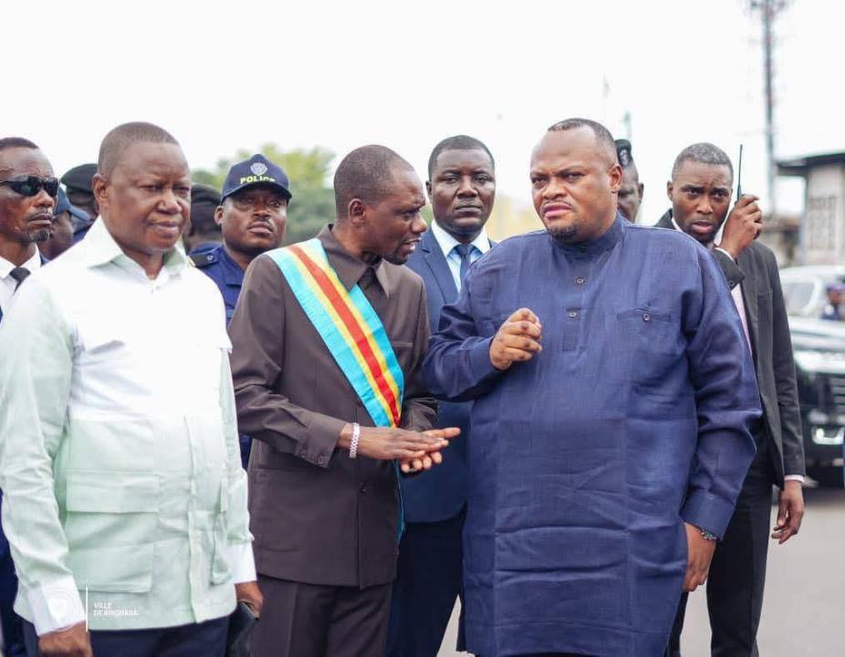Le bourgmestre de Masina en train de plaider l’augmentation des effectifs auprès du Gouverneur Daniel Bumba