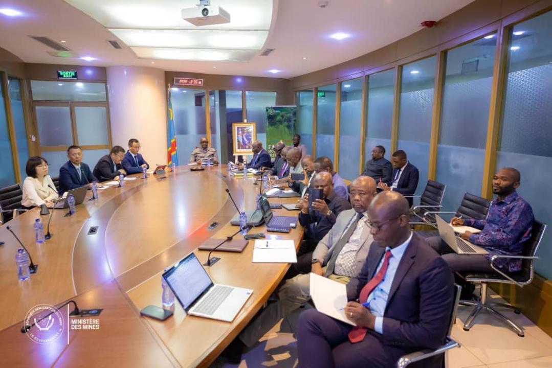Le ministre Louis Watum Kabamba échange avec MANONO LITHIUM SAS sur l’avancement des travaux du projet de lithium de Manono
