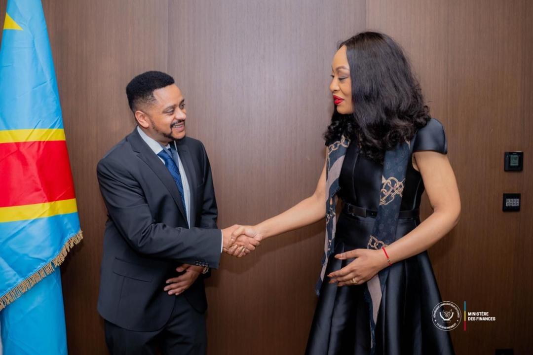 Une poignée de mains entre la vice-ministre des Finances Gracia Yamba Kazadi et Benjamin Hecker, chef de coopération sur l'apport de l'Allemagne dans la lutte contre les flux financiers illicite à Kinshasa