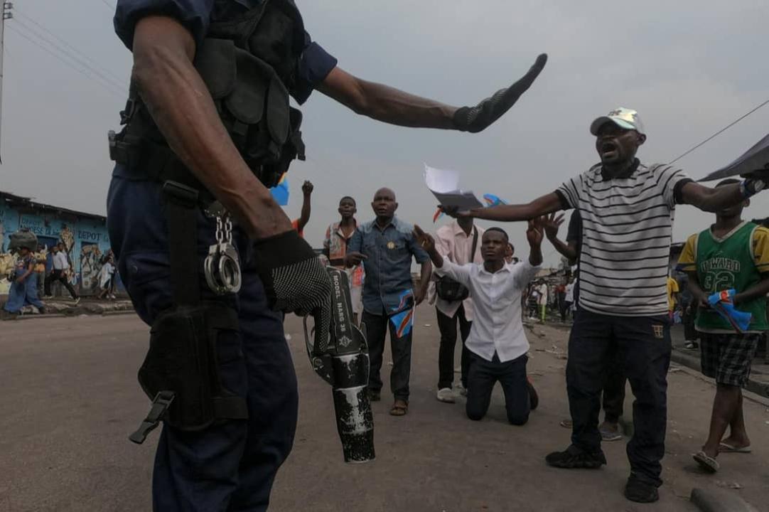 Des militants de l’opposition face à un policier lors d’une manifestation à Kinshasa, le 20 mai 2023 [photo d'illustration]