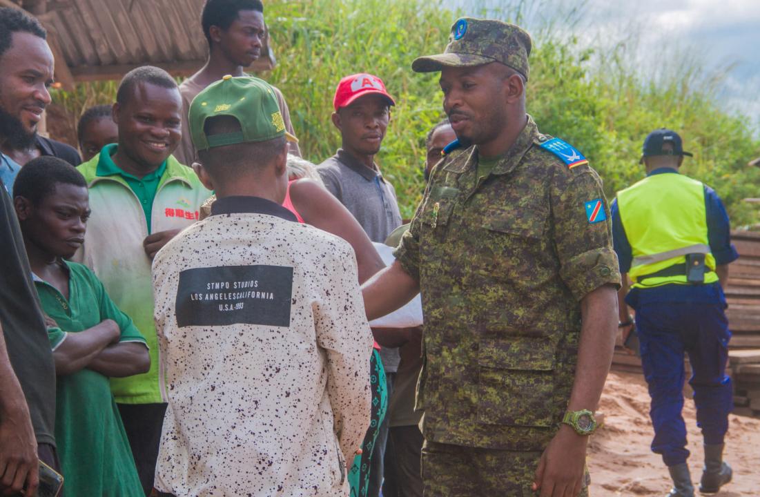 Des échanges entre population civiles et le porte-parole des opérations Ngemba sur la RN1 après des cas de pillages et violences [photo d'illustration]