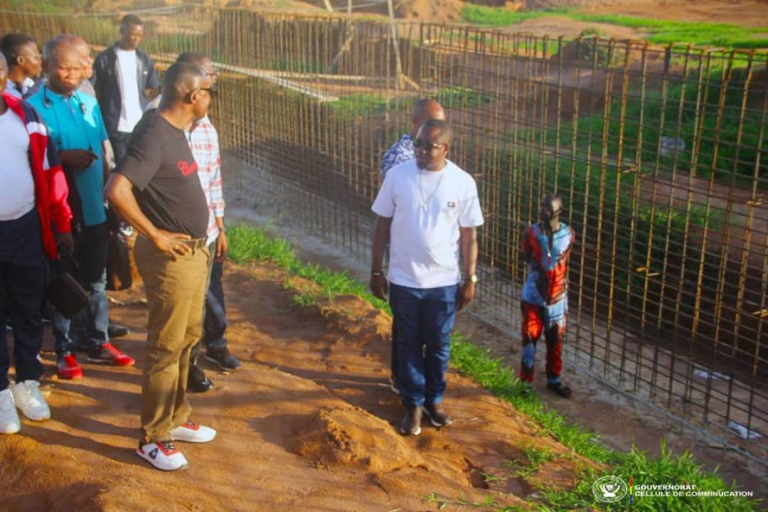 Le gouverneur de la province de la Mongala, Jean-Collins Makaka Pap’Ekaka en visite d'inspection du chantier du Stade Dominique Inongo Sakombi