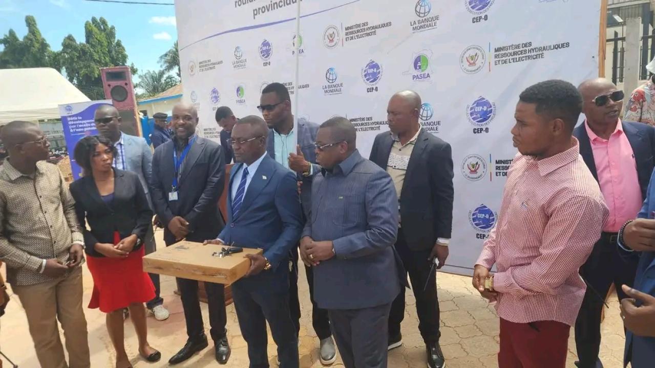La remise des matériels informatiques au PASEA par le gouverneur Crispin Mukendi