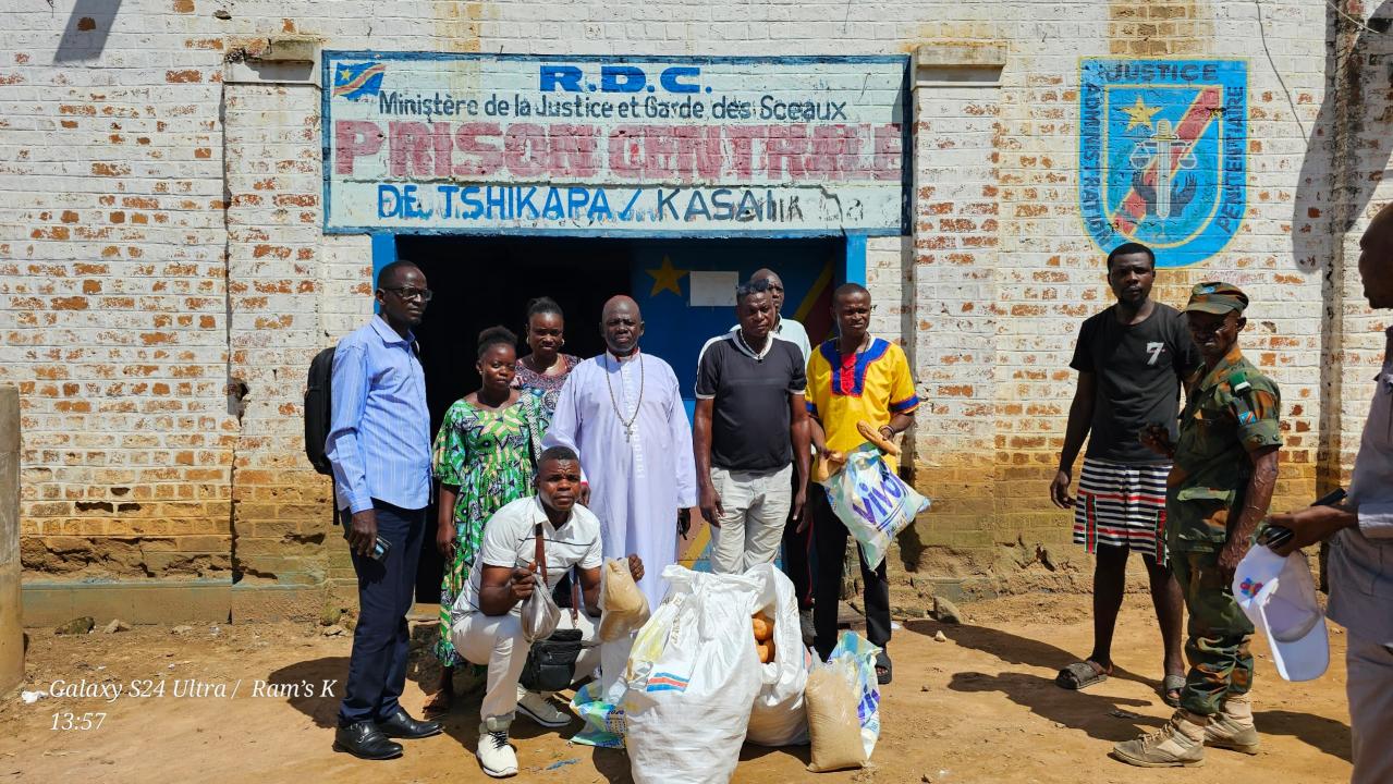 La photo de la remise de vivres et non vivres aux prisonniers par Monseigneur Matangua Mukanya Tchiange représentant de la  21ᵉ me CNCA Kasaï