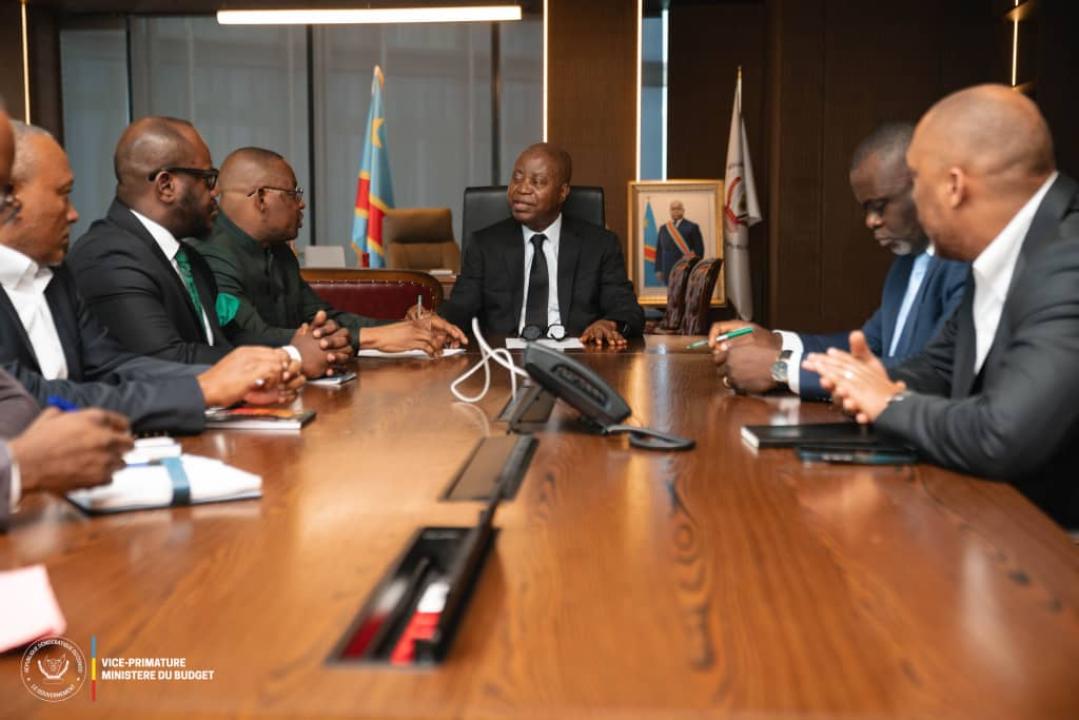 Le VPM du Budget Adolphe Muzito et son homologue en charge du Travail et de l'Emploi, Ferdinand Massamba accompagnés de leur délégation