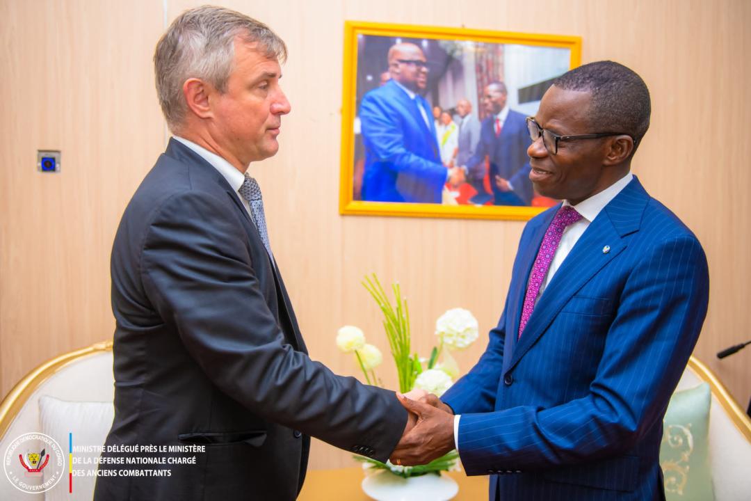 Le ministre délégué Eliezer Ntambwe Mposhi et l'ambassadeur ukrainien en poste à Kinshasa, mardi 12 mai 2026