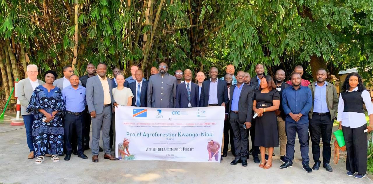Jean Marie Bolika chef du projet agroforestier « Kwango-Nioki » et son équipe lors de son lancement