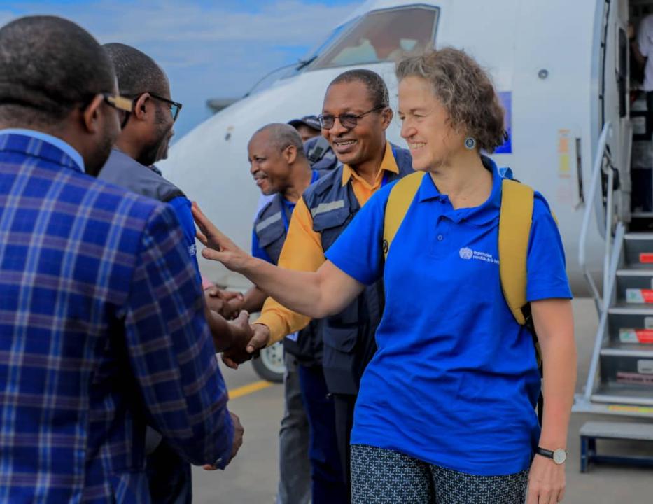Anne Anicia, Représentante intérimaire de l’OMS et sa délégation au pied de l'avion sur le tarmac de l'aéroport de Bunia