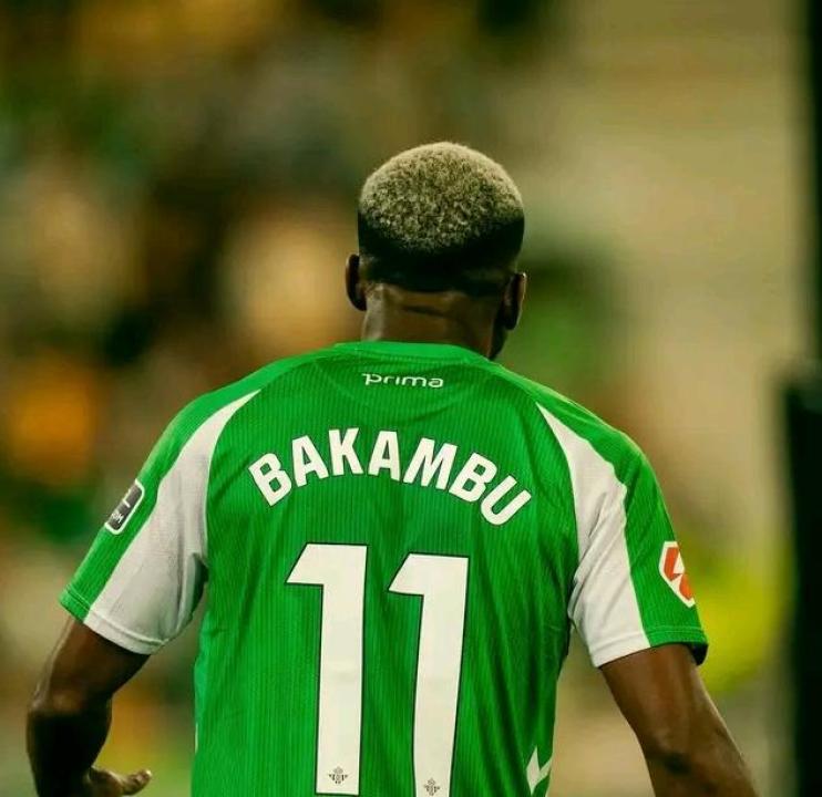 Cédric Bakambu sous les couleurs du Réal Betis. [Vue de dos]