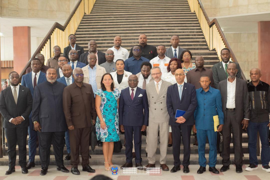 La délégation européenne et les parlementaires congolais à l'issue d'une réunion stratégique à Kinshasa, mardi 12 mai 2026