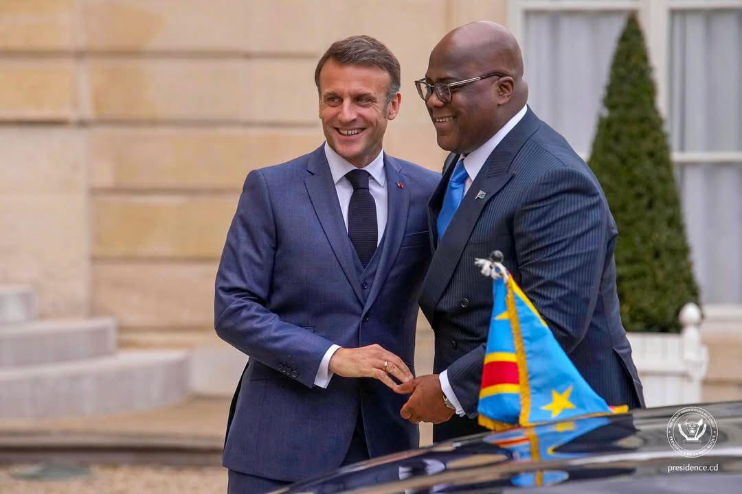 Accolade entre Emmanuel Macron et Félix Tshisekedi en marge d’une rencontre diplomatique [photo d’illustration]