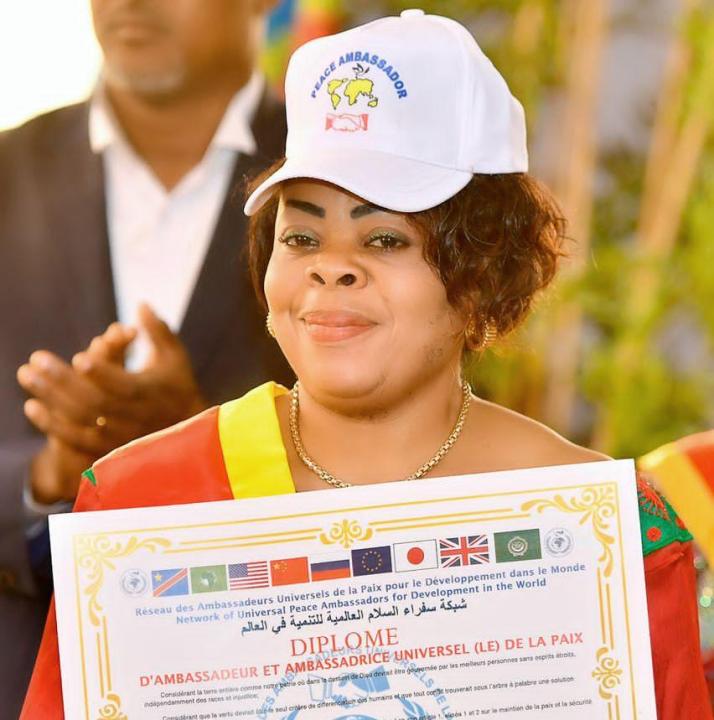 Un diplôme d’ambassadrice universelle de la paix décerné à Mireille Mapendo Kasahene, par le RAUP