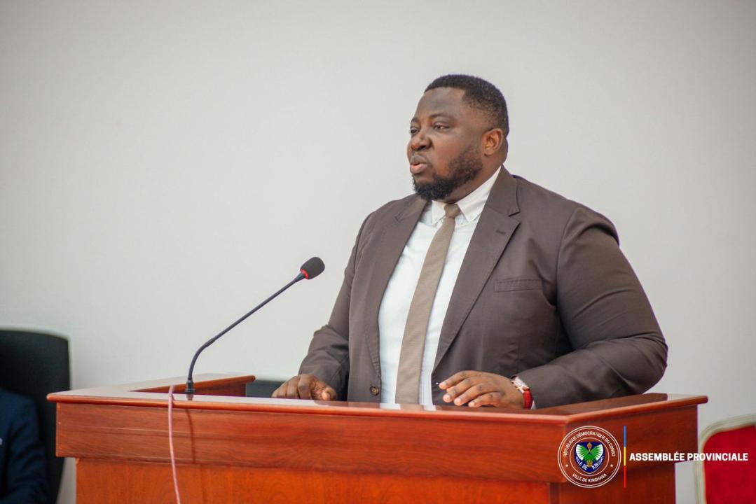 Alain Tshilungu, ministre provincial des Infrastructures, devant l’Assemblée provinciale de Kinshasa