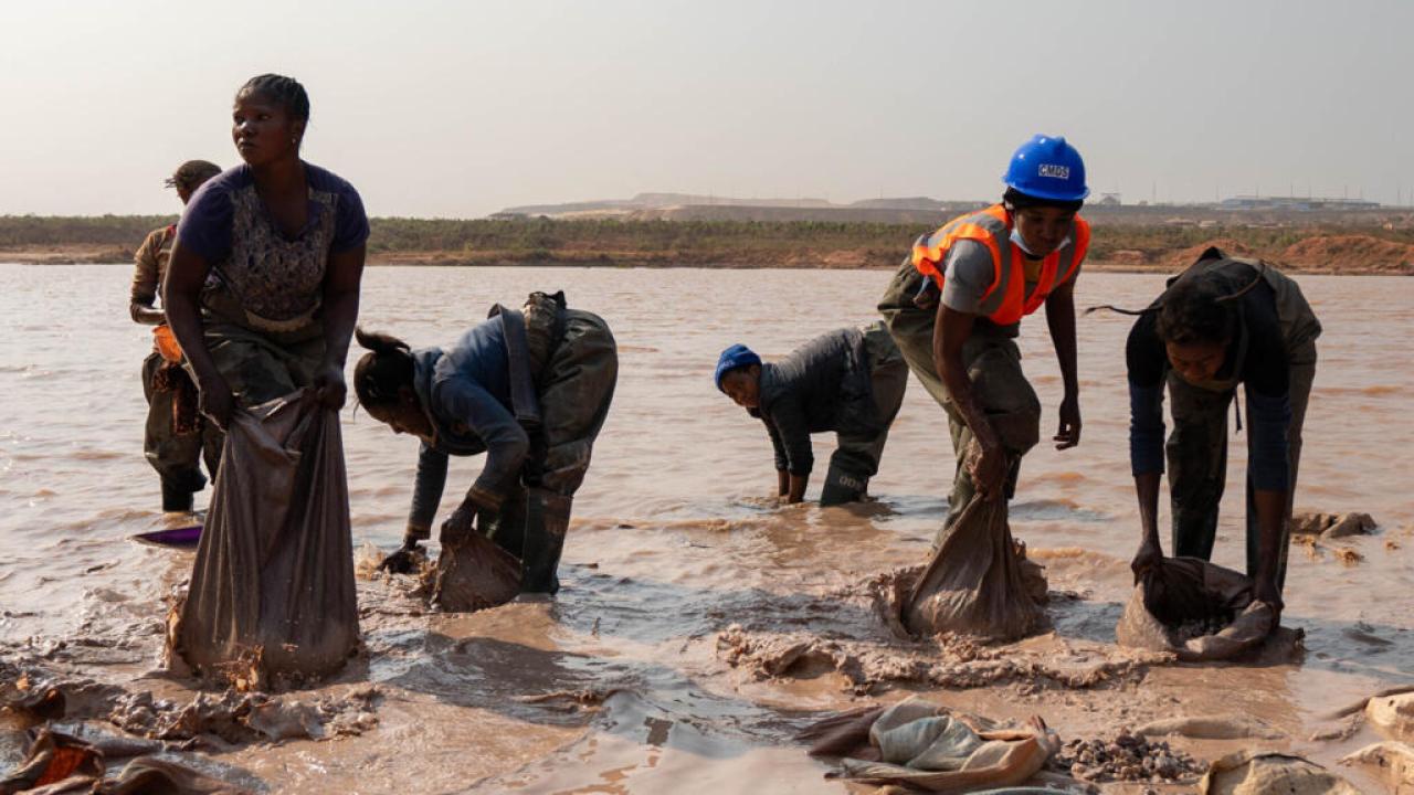 Des femmes lavent du minerai dans la mine artisanale de cuivre et de cobalt de Kamilombe, près de la ville de Kolwezi, dans le sud-est de la RDC [photo d’illustration]