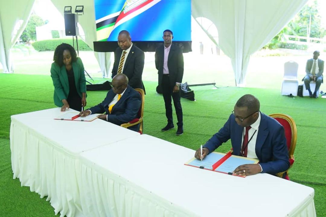 Le ministre congolais du commerce extérieur Julien Paluku et son homologue ougandais lors de la signature de deux mémorandums d'attente sur le commerce extérieur
