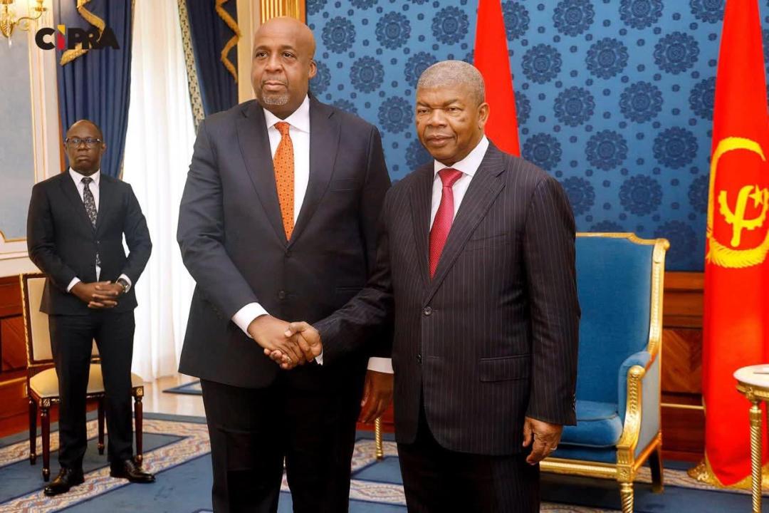 Le ministre des Ressources hydrauliques et de l’Électricité Molendo Sakombi et le Président angolais João Lourenço [photo d'illustration]