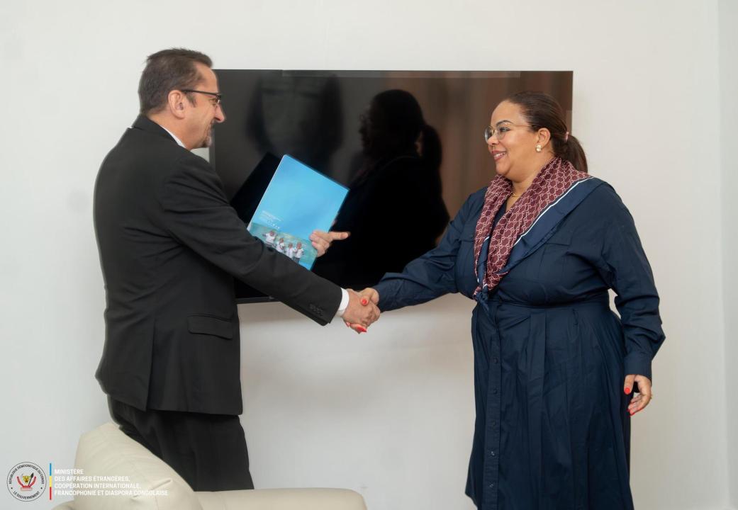 La ministre d'État en charge des Affaires étrangères Thérèse Kayikwamba Wagner et Bruno Lemarquis lors de leur entretien