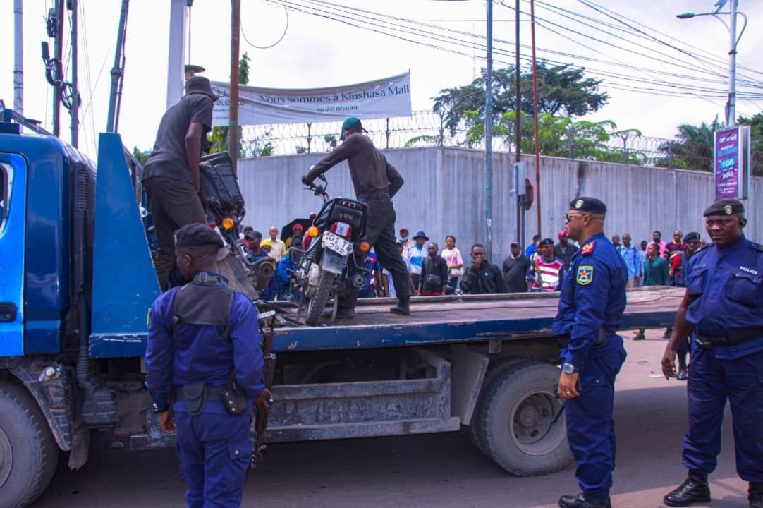 *Kinshasa : des véhicules et taxi-motos envoyés à la fourrière lors d’une opération contre les parkings illégaux à Gombe*  Par Don Benjamin Makolo  Des véhicules et plusieurs taxi-motos stationnés dans des parkings illégaux dans la commune de Gombe ont été conduits à la fourrière ce vendredi 15 mai 2026, dans le cadre d’une opération visant à fluidifier la circulation dans cette partie de la capitale congolaise.  Selon un communiqué du Commissariat prov