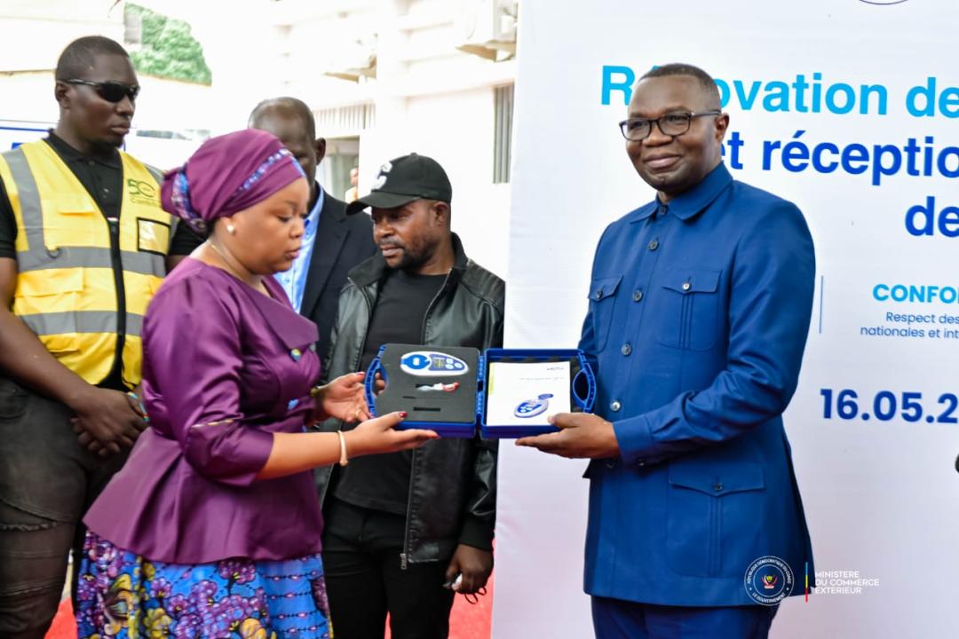 Le ministre du Commerce extérieur, Julien Paluku Kahongya, remet un kit d'appareils de contrôle et de mesure de conformité à la DG de l'OCC, Christelle Muabilu [photo d'illustration]