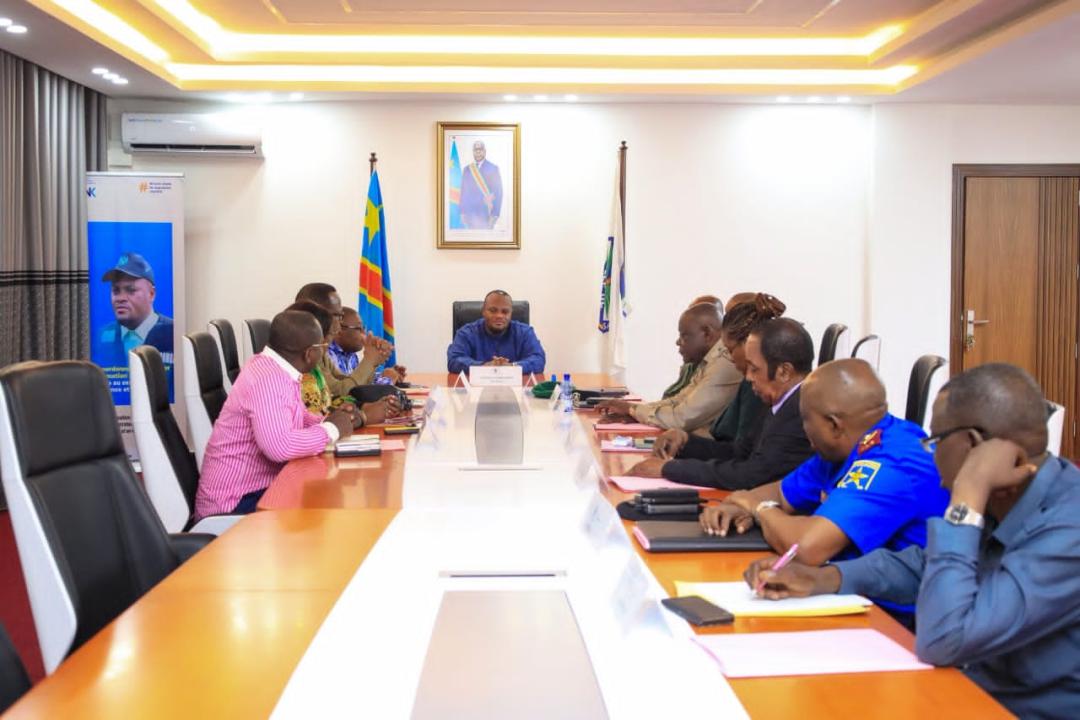 Le Gouverneur Daniel Bumba et le comité provincial de sécurité dans une réunion [photo d'illustration]