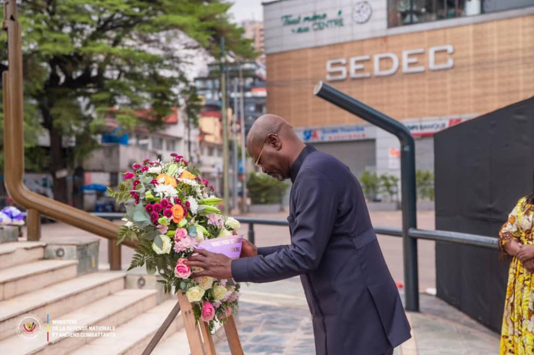 Le VPM en charge de la Défense, Guy Kabombo Muadiamvita, déposant une gerbe de fleurs à l'occasion de la journée nationale des FARDC