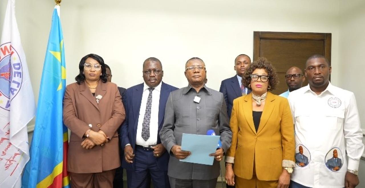 Quelques députés nationaux et sénateurs, de l'AFDC-A loyaux au Président de la République, Félix Tshisekedi, lisant une déclaration à