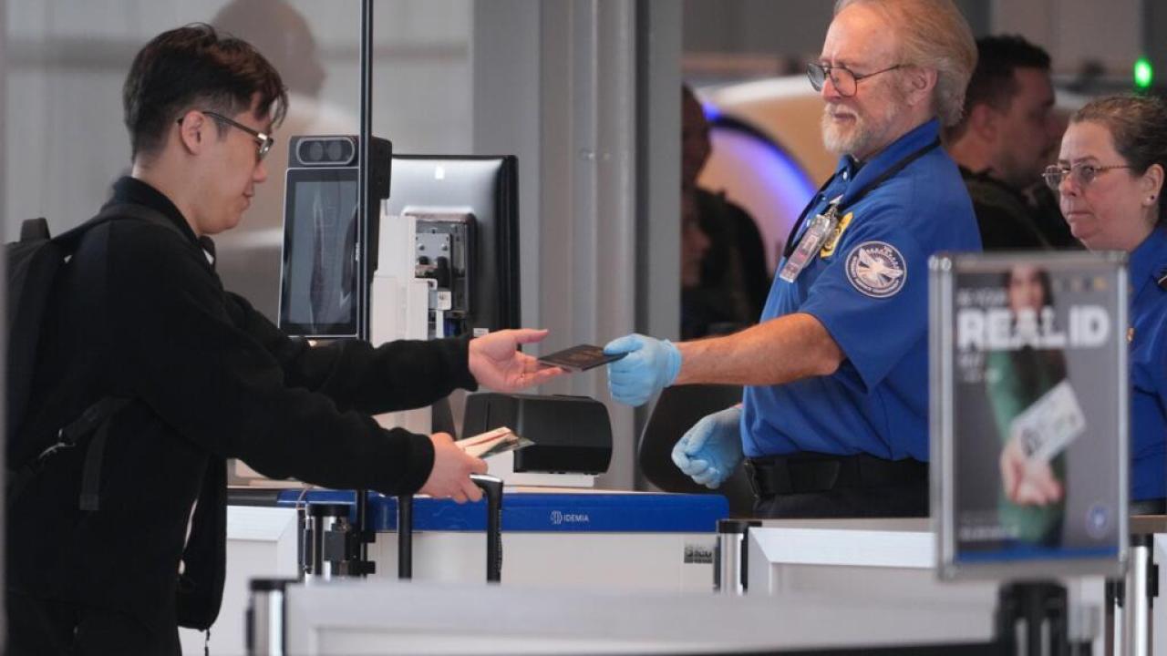 Un membre de l'Agence américaine de sécurité des transports contrôle un passeport à l'aéroport de Pittsburgh, aux États-Unis [photo d'illustration]