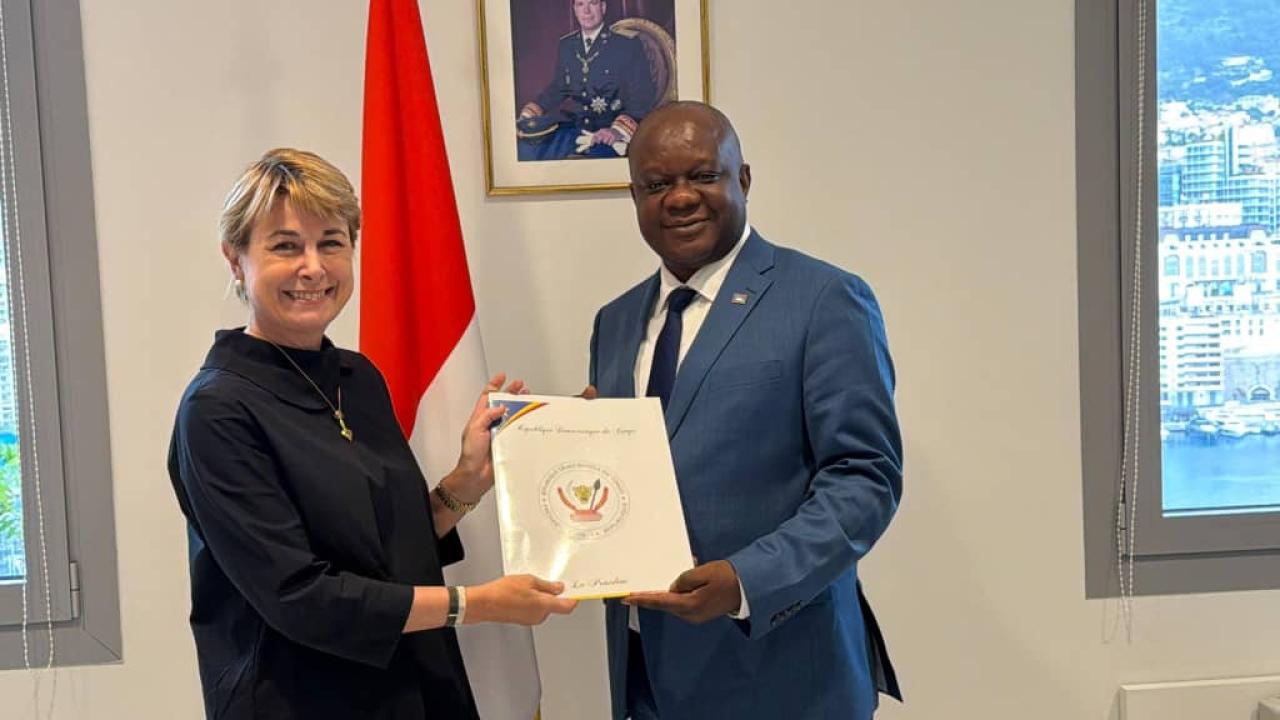 Le ministre délégué Crispin Mbadu et Isabelle Rosabrunetto, directrice générale du Département des Relations extérieures et de la Coopération du Ministère d’État de la Principauté de Monaco